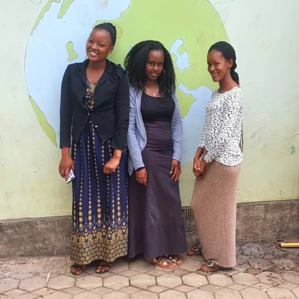 Unsere Lehrerinnen Junice (r.), Happy (m.) and Lilliani (l.)